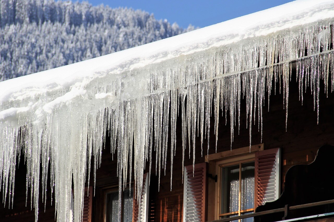 dealing with ice damming in roofs